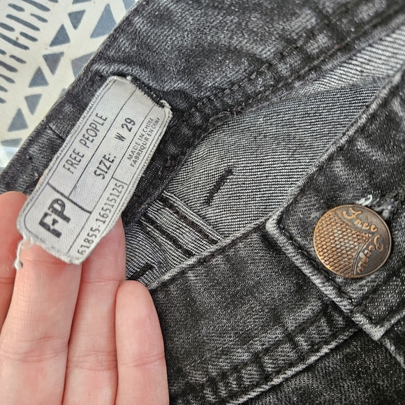 ✨️ Free People Jeans Destroyed Ankle Skinny Jeans Raw Black Color Size 29 - Picture 12 of 16
